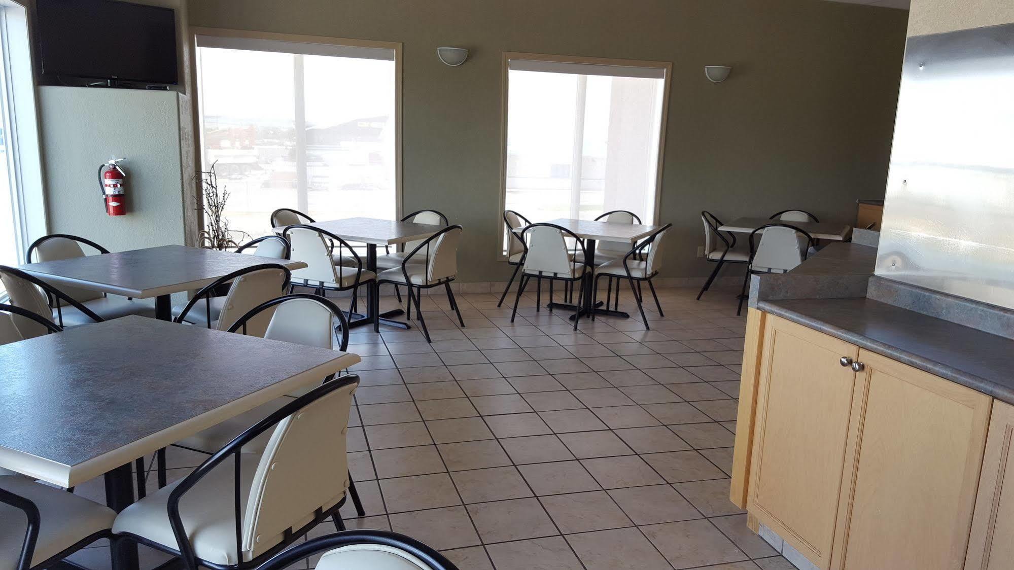 Super 8 By Wyndham Pincher Creek Ab Exterior photo