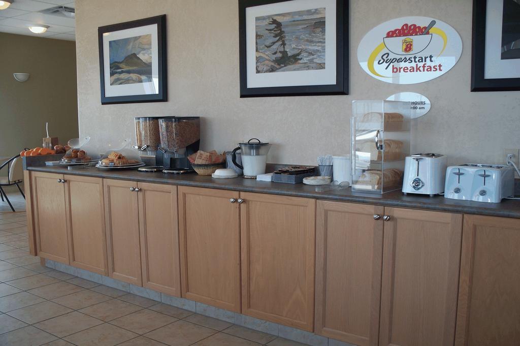 Super 8 By Wyndham Pincher Creek Ab Exterior photo